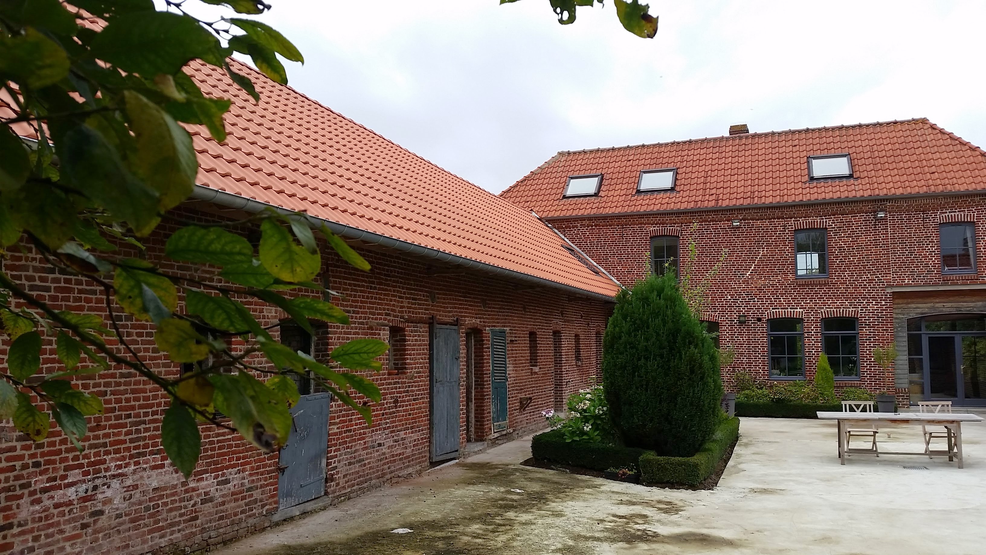 R&eacute;paration d&rsquo;une fuite de toit par un couvreur professionnel